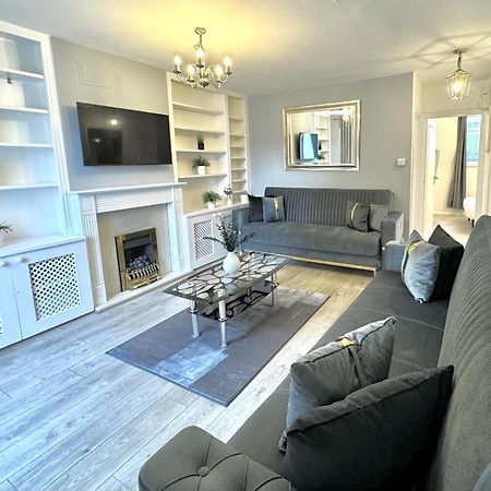 Newly Renovated Kensington 2 Bedroom Apartment With Balcony Near Harrods Sleeps 6, 2 Min Walk From Station ロンドン エクステリア 写真