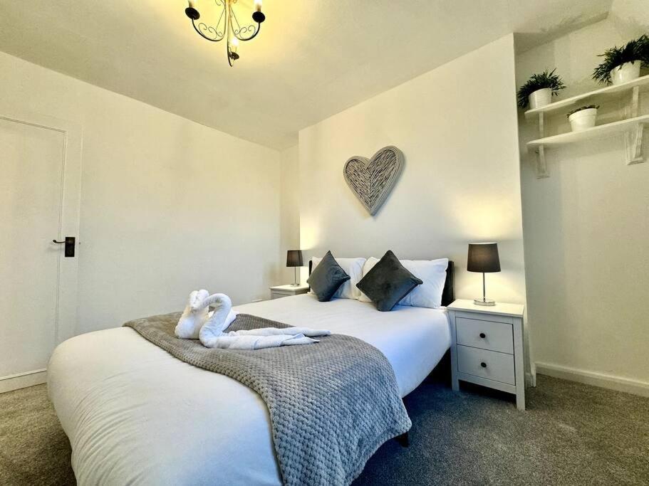 Newly Renovated Kensington 2 Bedroom Apartment With Balcony Near Harrods Sleeps 6, 2 Min Walk From Station ロンドン エクステリア 写真