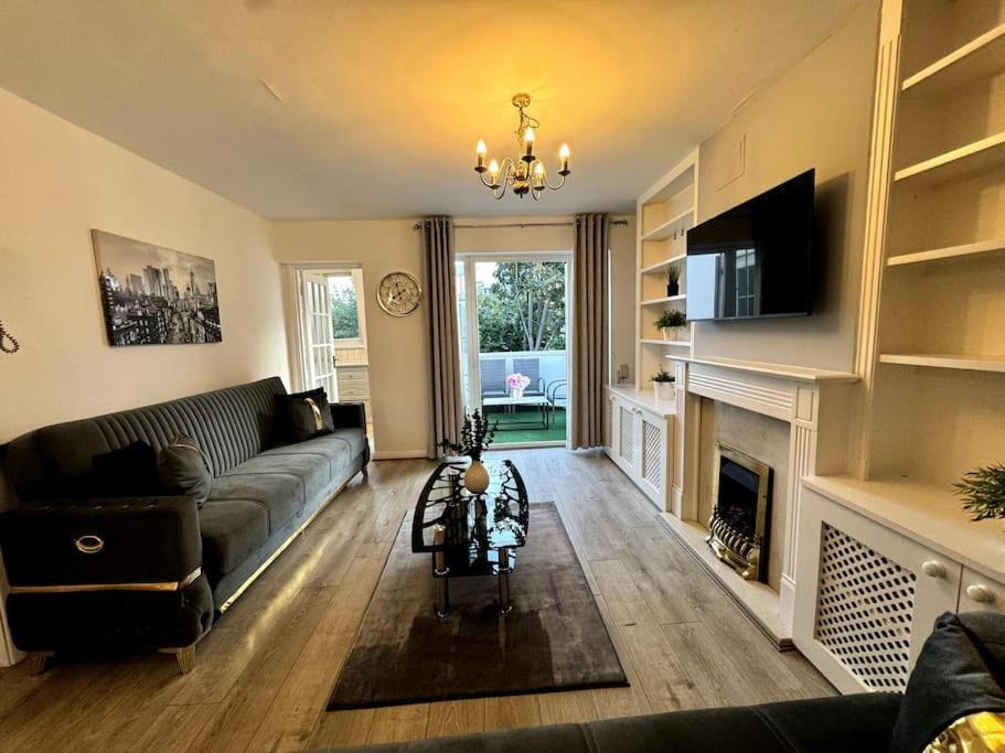 Newly Renovated Kensington 2 Bedroom Apartment With Balcony Near Harrods Sleeps 6, 2 Min Walk From Station ロンドン エクステリア 写真