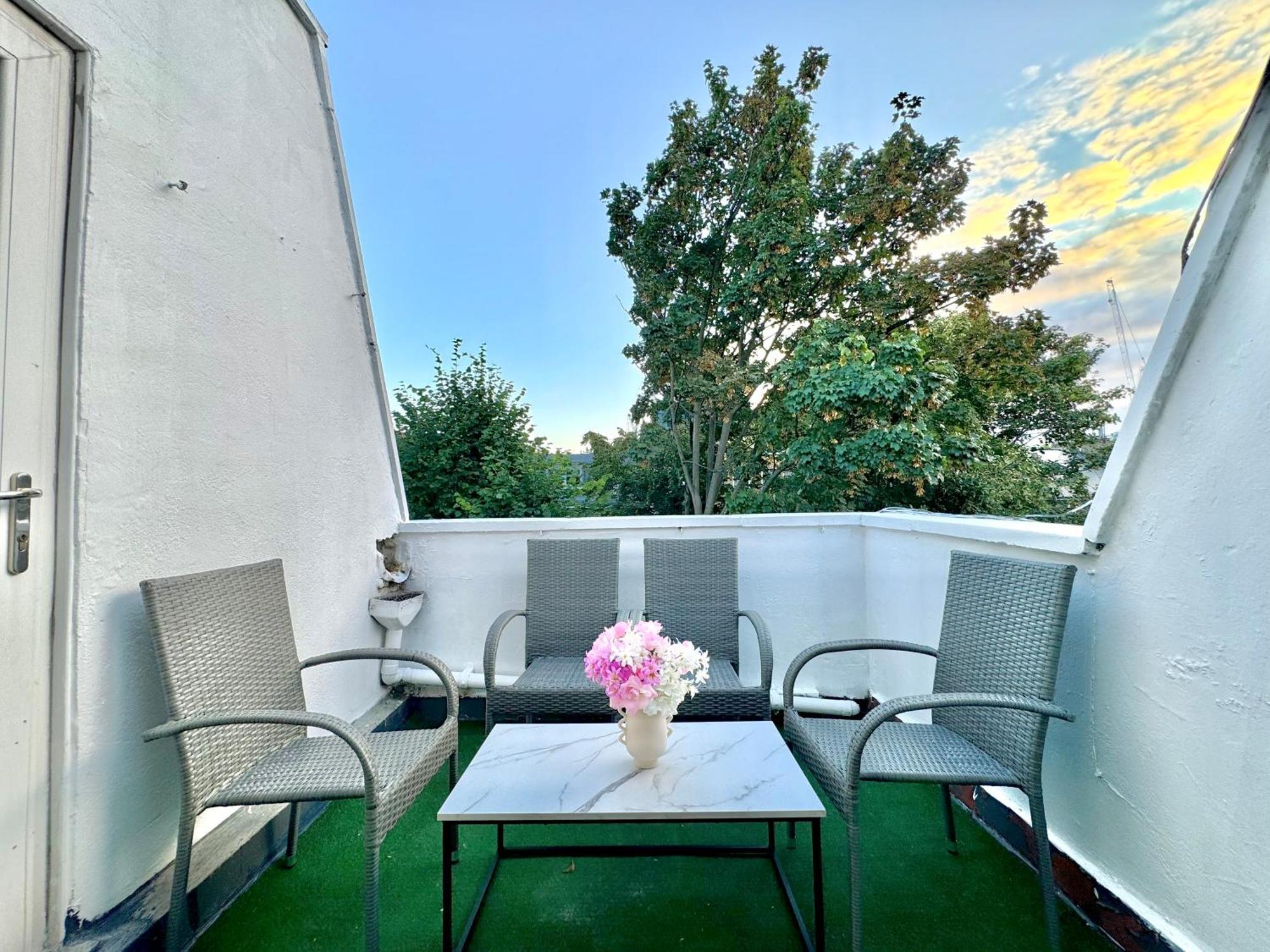 Newly Renovated Kensington 2 Bedroom Apartment With Balcony Near Harrods Sleeps 6, 2 Min Walk From Station ロンドン エクステリア 写真