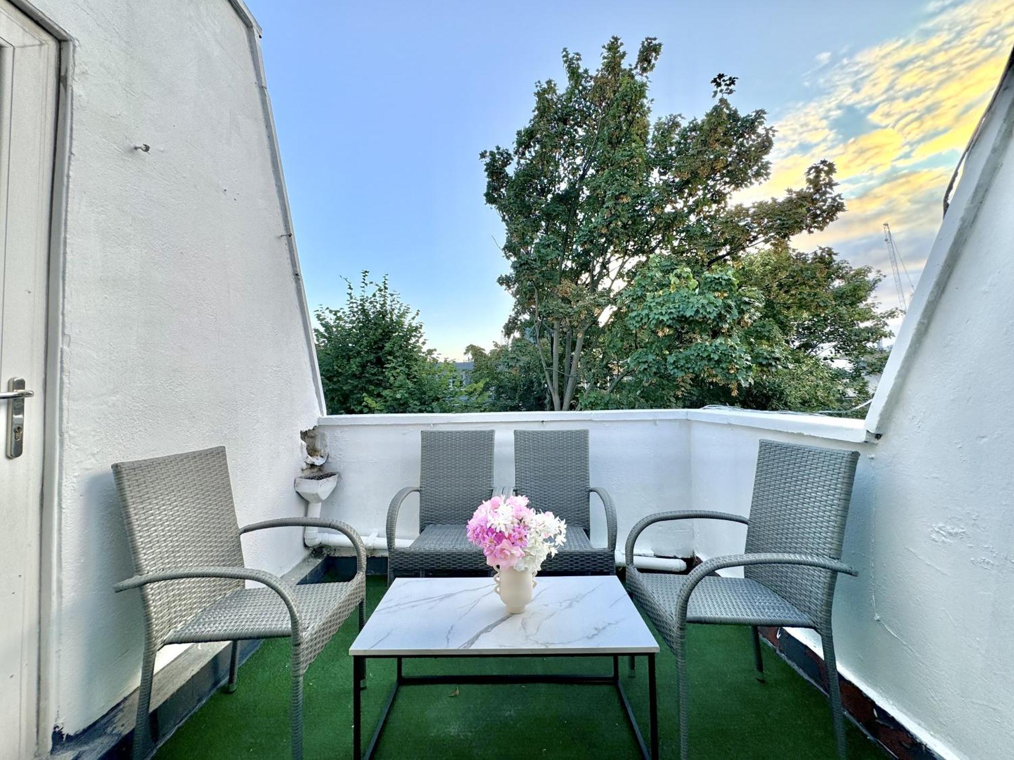 Newly Renovated Kensington 2 Bedroom Apartment With Balcony Near Harrods Sleeps 6, 2 Min Walk From Station ロンドン エクステリア 写真