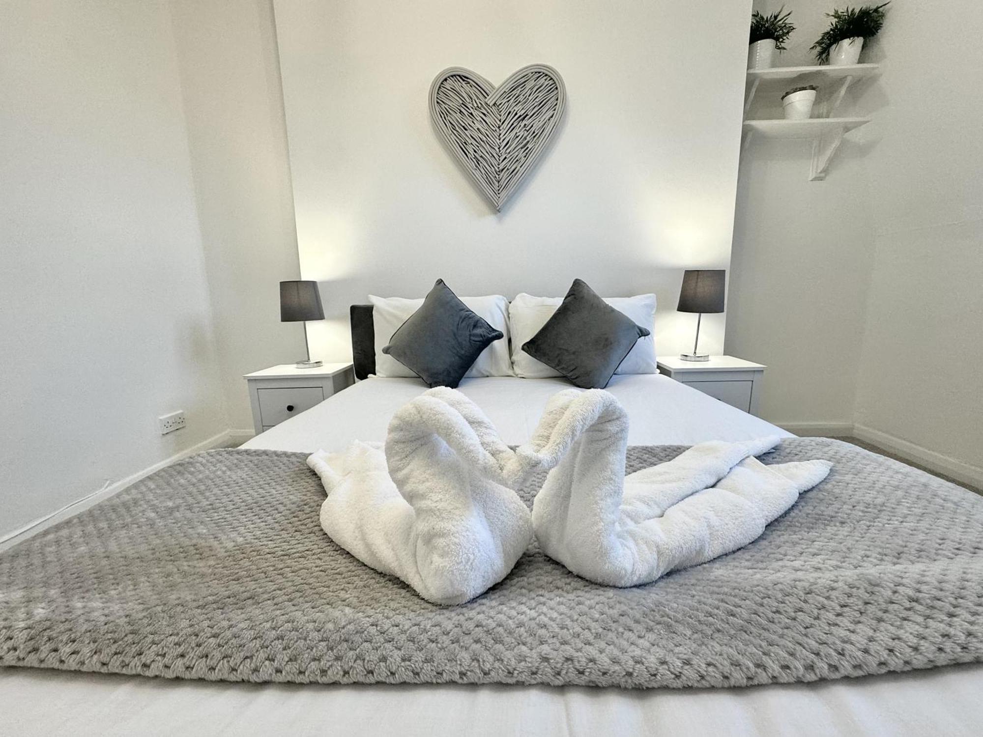 Newly Renovated Kensington 2 Bedroom Apartment With Balcony Near Harrods Sleeps 6, 2 Min Walk From Station ロンドン エクステリア 写真