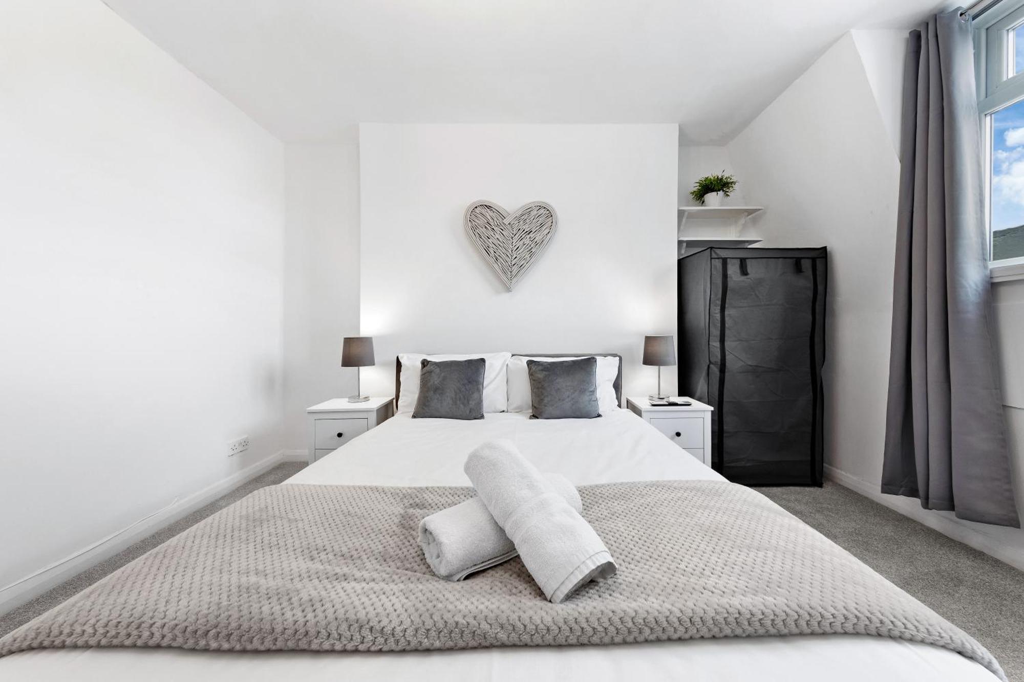 Newly Renovated Kensington 2 Bedroom Apartment With Balcony Near Harrods Sleeps 6, 2 Min Walk From Station ロンドン エクステリア 写真