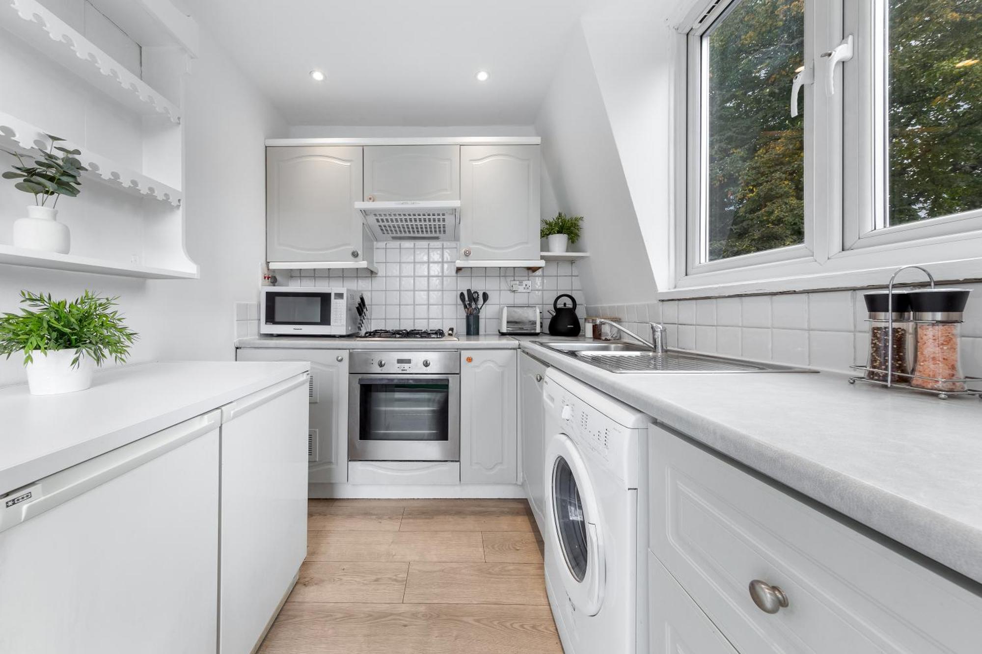 Newly Renovated Kensington 2 Bedroom Apartment With Balcony Near Harrods Sleeps 6, 2 Min Walk From Station ロンドン エクステリア 写真