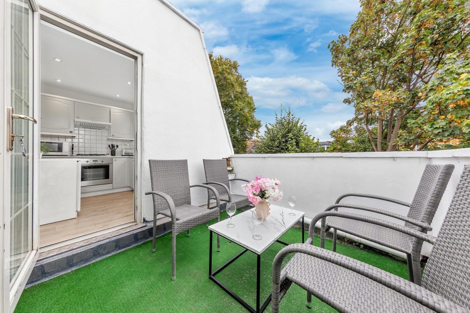 Newly Renovated Kensington 2 Bedroom Apartment With Balcony Near Harrods Sleeps 6, 2 Min Walk From Station ロンドン エクステリア 写真
