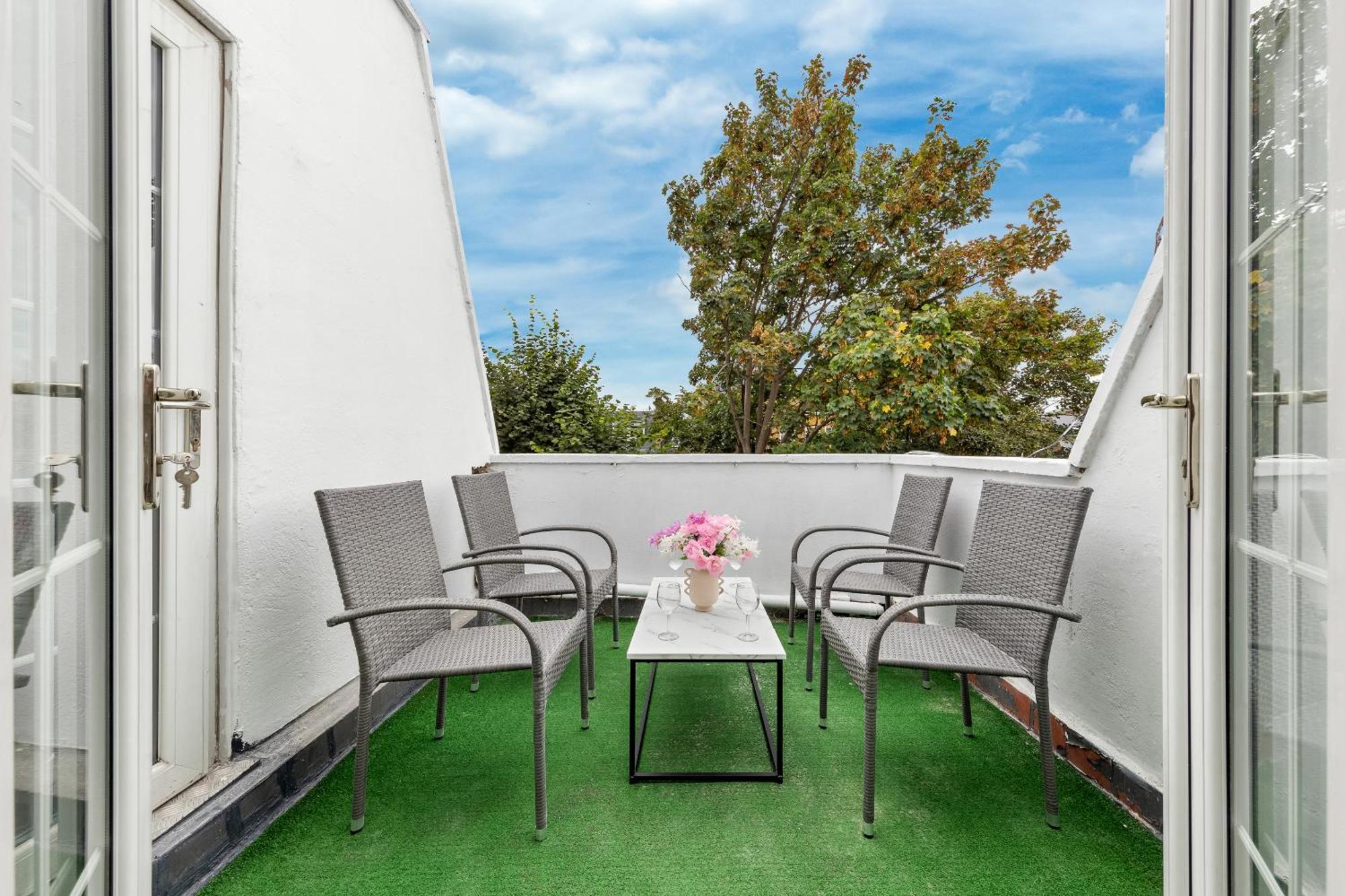 Newly Renovated Kensington 2 Bedroom Apartment With Balcony Near Harrods Sleeps 6, 2 Min Walk From Station ロンドン エクステリア 写真
