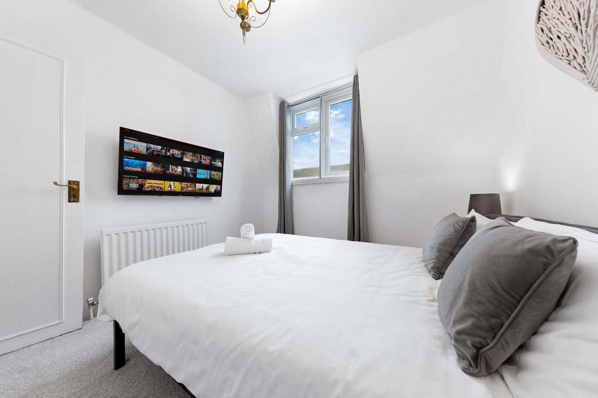 Newly Renovated Kensington 2 Bedroom Apartment With Balcony Near Harrods Sleeps 6, 2 Min Walk From Station ロンドン エクステリア 写真