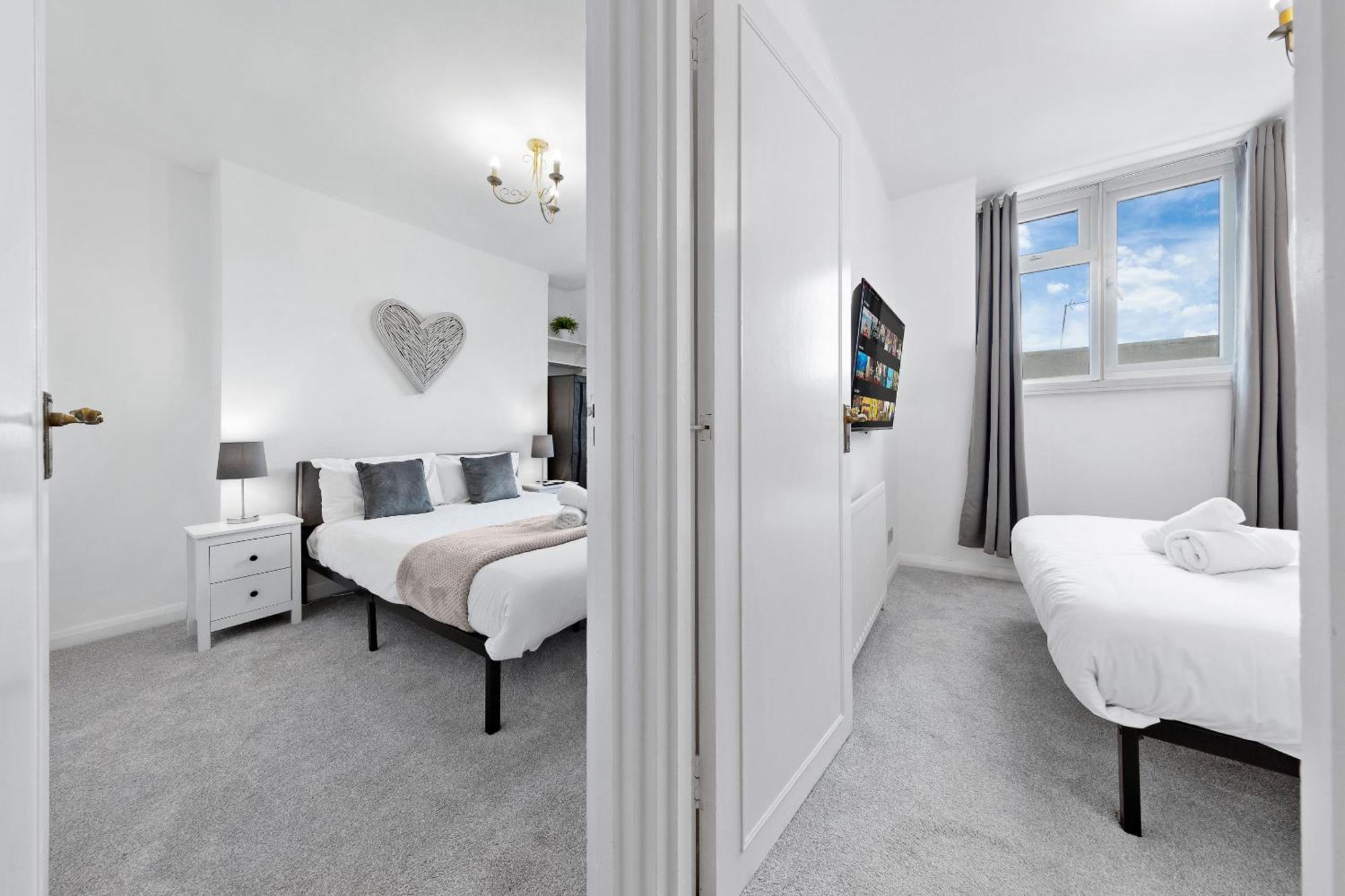 Newly Renovated Kensington 2 Bedroom Apartment With Balcony Near Harrods Sleeps 6, 2 Min Walk From Station ロンドン エクステリア 写真