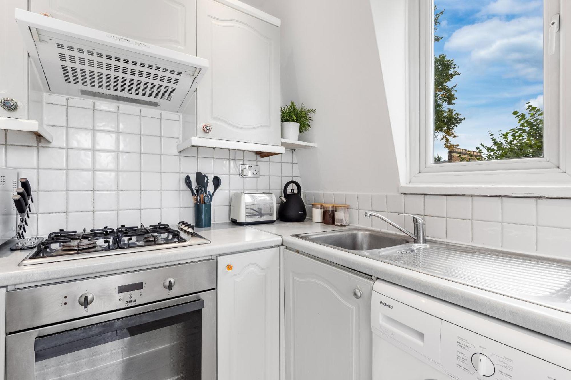Newly Renovated Kensington 2 Bedroom Apartment With Balcony Near Harrods Sleeps 6, 2 Min Walk From Station ロンドン エクステリア 写真