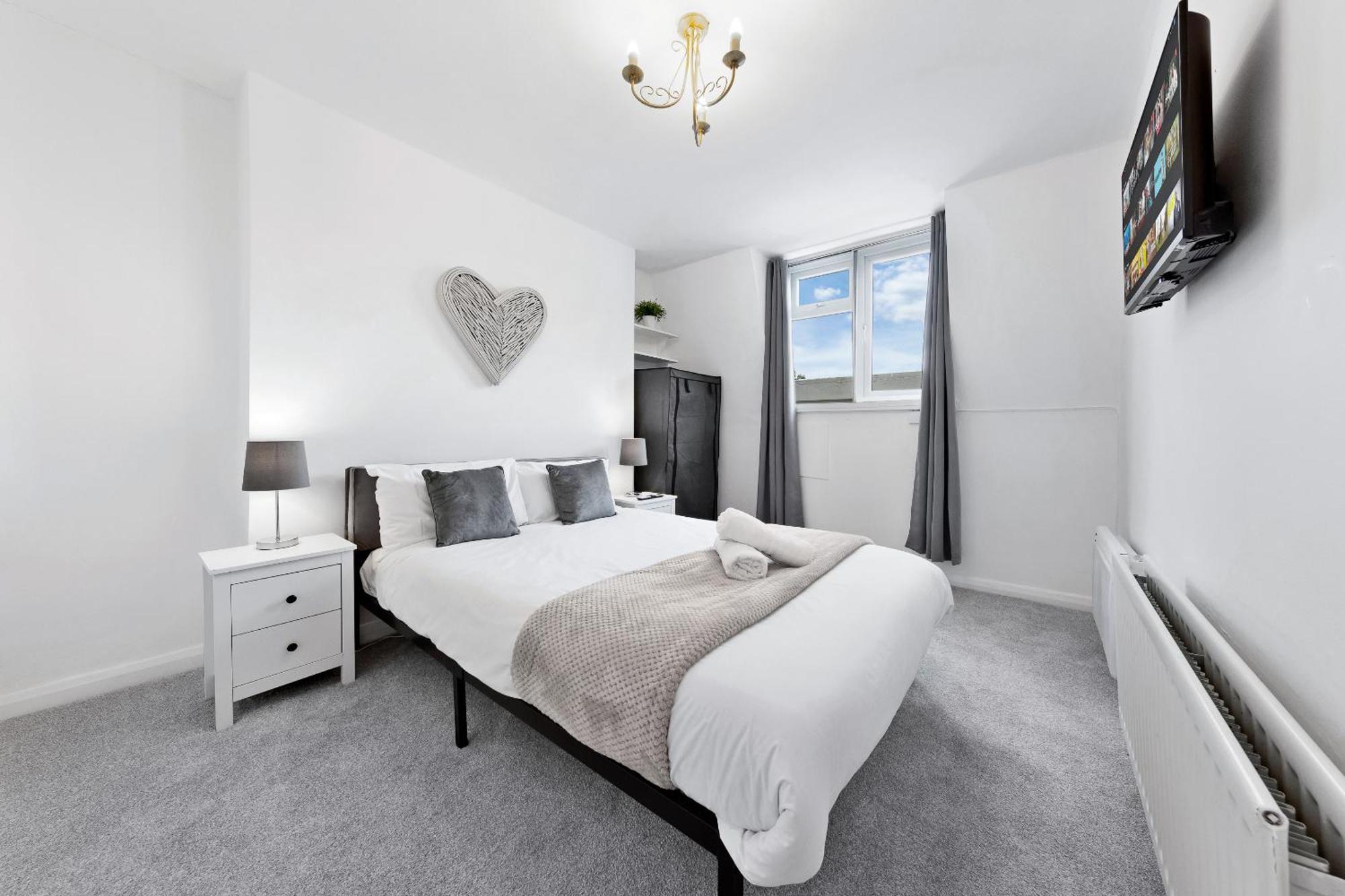 Newly Renovated Kensington 2 Bedroom Apartment With Balcony Near Harrods Sleeps 6, 2 Min Walk From Station ロンドン エクステリア 写真