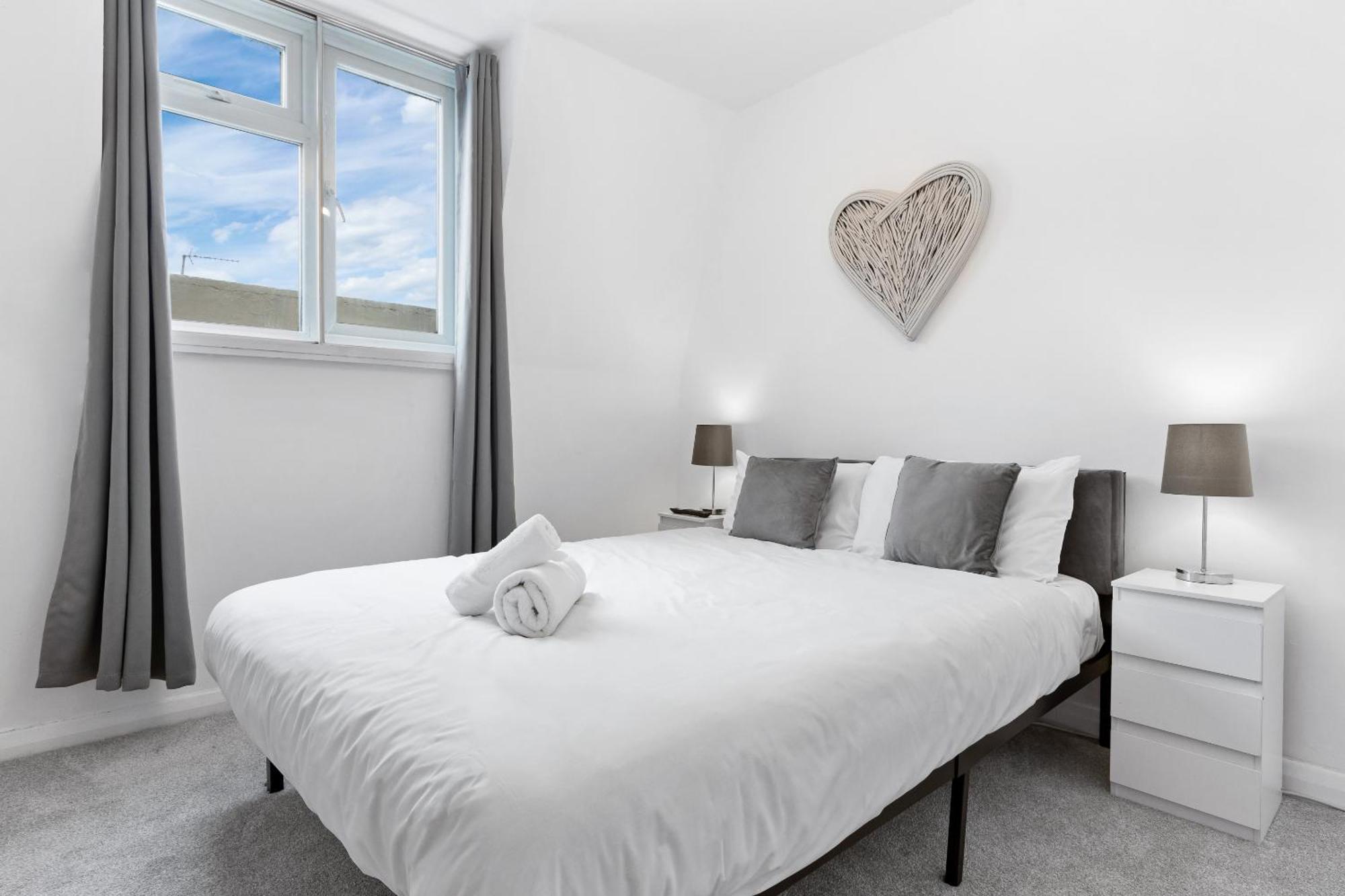 Newly Renovated Kensington 2 Bedroom Apartment With Balcony Near Harrods Sleeps 6, 2 Min Walk From Station ロンドン エクステリア 写真